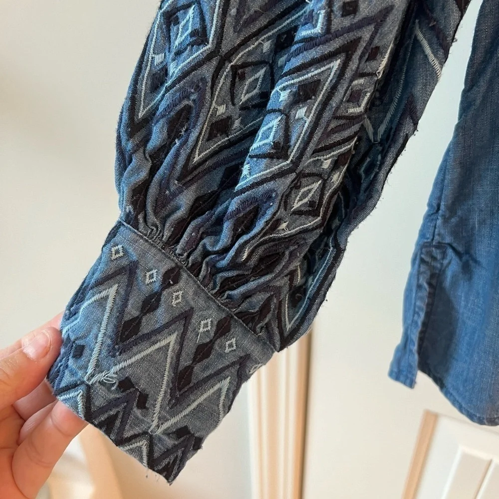💕 Chico's Embroidered-Sleeve Top Denim Blue Size 0 - Picture 7 of 10